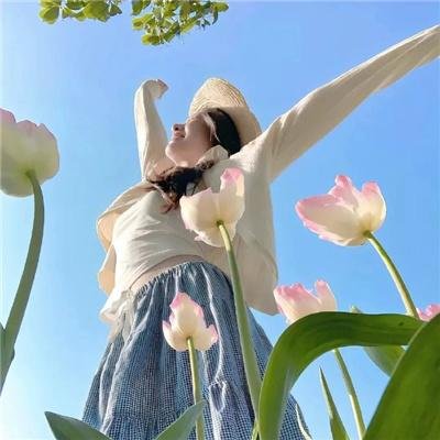 三个带面纱的女子